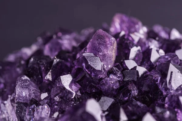 Geode Amethyst na czarnym tle — Zdjęcie stockowe