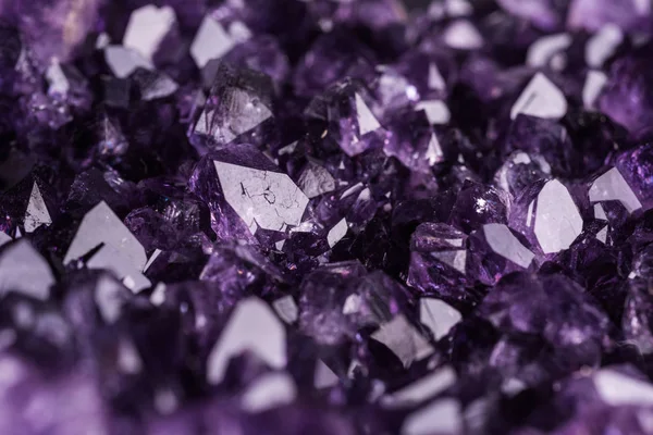 Geode Amethyst na czarnym tle — Zdjęcie stockowe