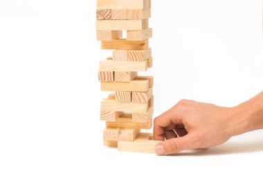 Tahta bloklar Jenga oyunu ve elini Kulesi