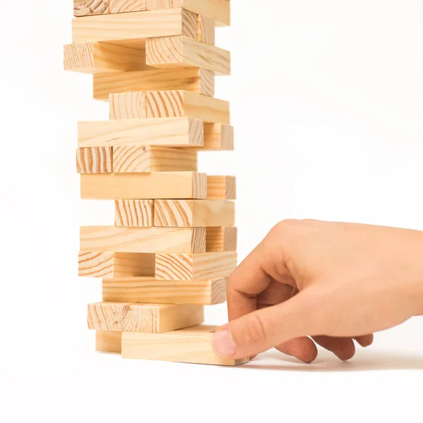 Tahta bloklar Jenga oyunu ve elini Kulesi