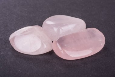 Rose kuvars Jeod siyah arka plan üzerine