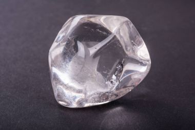 Kaya kristali Jeod siyah arka plan üzerine