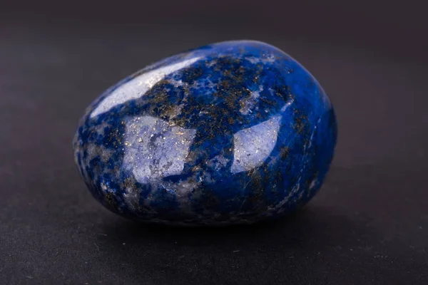 Lapis Lazuli geode su sfondo nero — Foto Stock