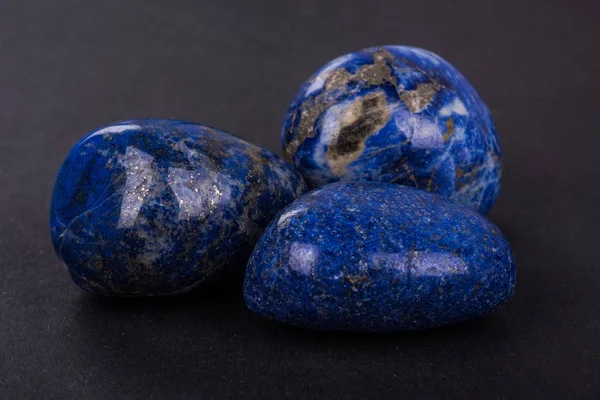 Lapis Lazuli geode på svart bakgrund — Stockfoto