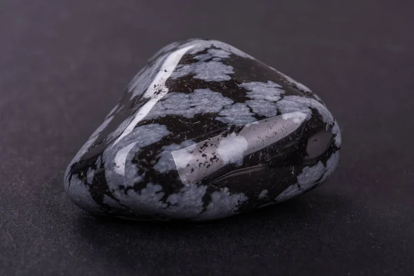 Obsidian Geode auf schwarzem Hintergrund — Stockfoto