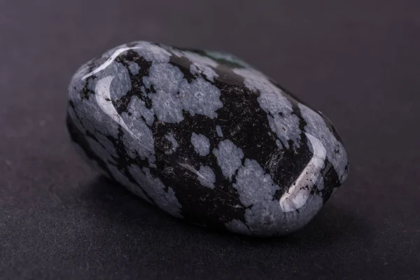 Obsidian Geode auf schwarzem Hintergrund — Stockfoto