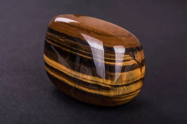 Tiger Eye geode på svart bakgrund — Stockfoto