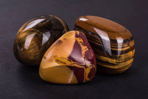 Tiger Eye geode pe fundal negru — Fotografie, imagine de stoc