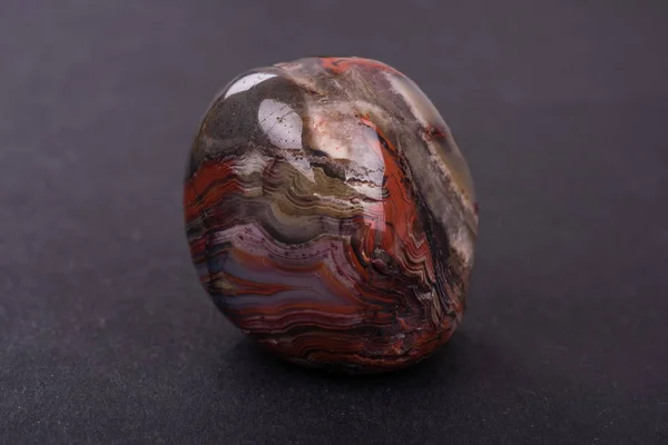 siyah zemin üzerine kırmızı akik Jeod