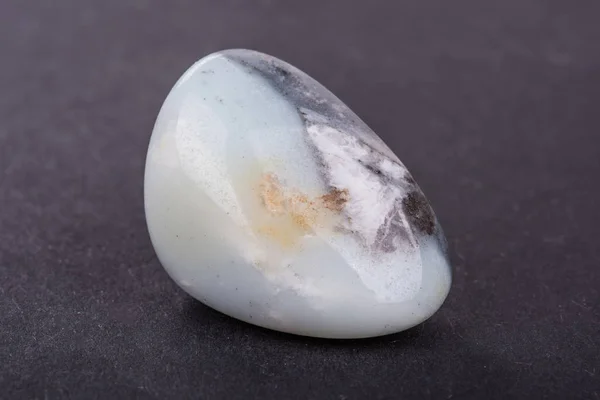 在黑色背景上榆 geode — 图库照片