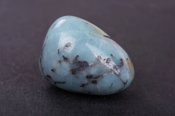 검은 배경에 amazonite 지 오드 — 스톡 사진