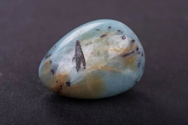 Siyah arka plan üzerine Amazonite Jeod