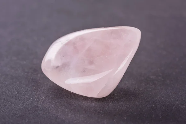 Rose Quartz geode na černém pozadí — Stock fotografie