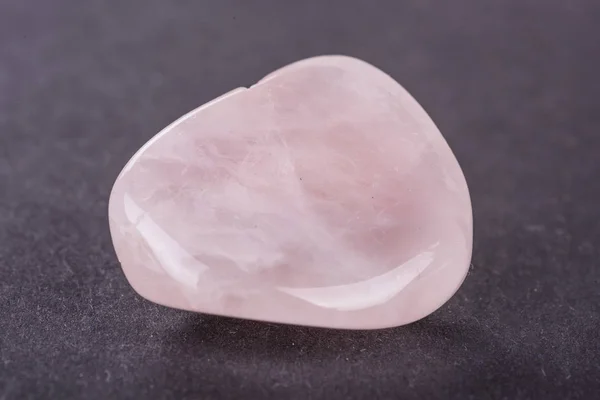 Géode quartz rose sur fond noir — Photo