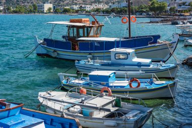 Mavi deniz, Elounda sahil Girit Adası Yunanistan tekneler