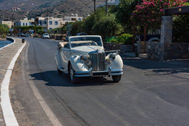 Yunanistan, Crete Adası Elounda sahilinde yolda Retro araba