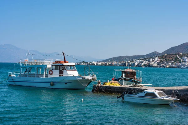 Bateaux dans une mer bleue, Elounda côte de Crète île en Grèce — Photo