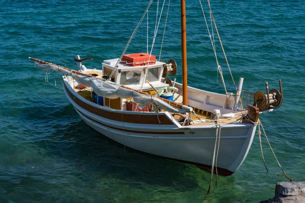 Barco de pesca em um mar azul, Elounda costa da ilha de Creta, na Grécia — Fotografia de Stock