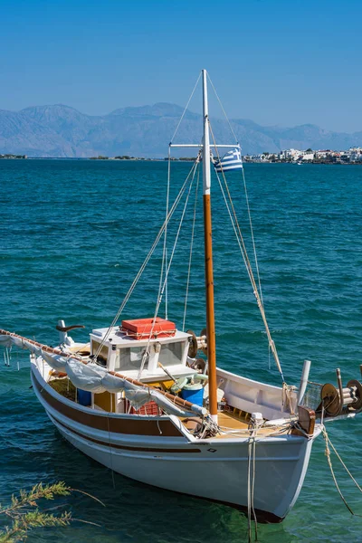 Barco de pesca em um mar azul, Elounda costa da ilha de Creta, na Grécia — Fotografia de Stock