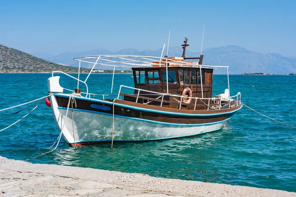 Łódź rybacka w błękitne morze, Elounda wybrzeżu Krety wyspa w Grecji Zdjęcia Stockowe bez tantiem