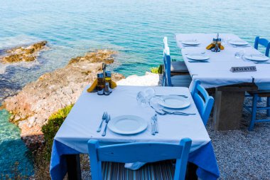 Restoranın saklıdır bir yazıt ile bir uçurumun üzerinde boş tablolar