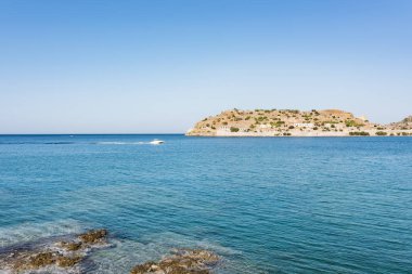 Plaka köyden görüntülemek Spinalonga adaya, Crete, Yunanistan