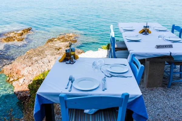 Restoranın saklıdır bir yazıt ile bir uçurumun üzerinde boş tablolar