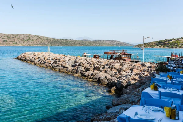 Tables vides du restaurant sur une falaise — Photo