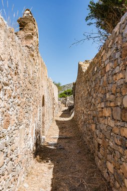 Spinalonga kale daha sonra geçiş cüzam kolonisi dar.