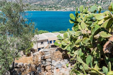 Spinalonga kale daha sonra üstten denize görünüm cüzam kolonisi. Arka plaka köyde