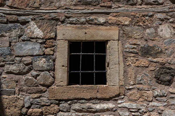 Spinalonga kale daha sonra eski paslı pencereye cüzam kolonisi.