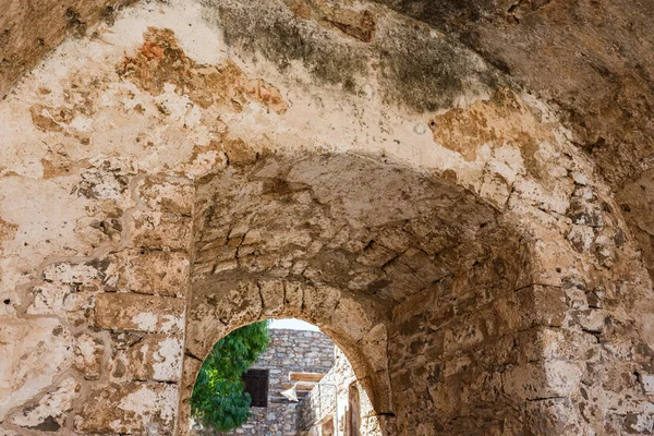 Obloukem vstup do pevnosti Spinalonga později kolonii malomocných. — Stock fotografie