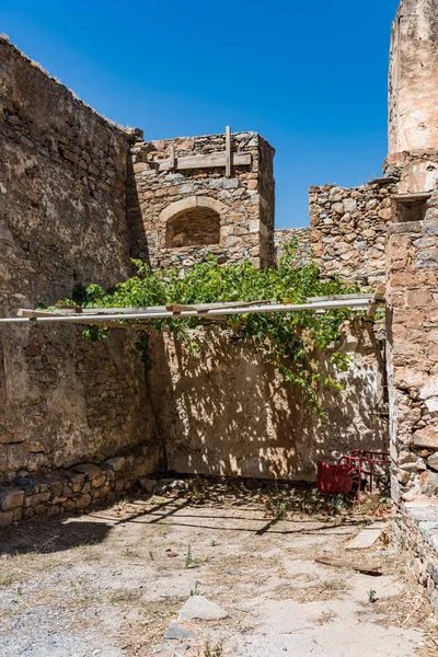 Ruinas de la fortaleza de Spinalonga más tarde una colonia de leprosos . — Foto de Stock