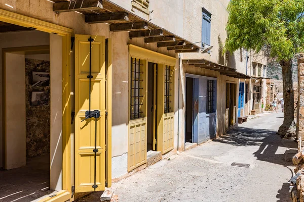 Spinalonga kale daha sonra müzede renkli kapılarını cüzam kolonisi.