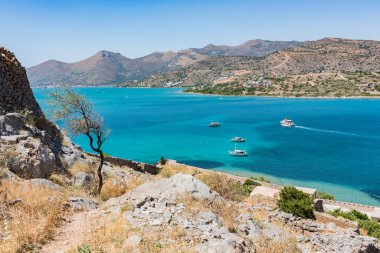 En iyi Spinalonga. Mavi deniz ve ada ile dağ pitoresk görünümüne.