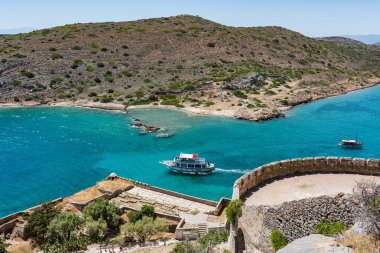 Spinalonga Adası en iyi. Aegian deniz tekneler ve Kalydon ada ile mavi olarak görüntülemek.