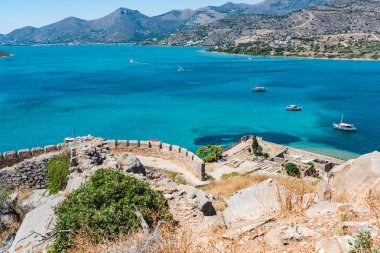 Spinalonga kale tepesine. Tekneler ve Mirabello sahil aegian denize sıfır mavi olarak görüntülemek.