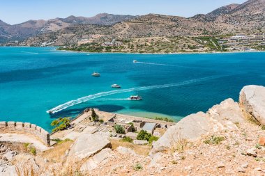 Spinalonga kale tepesine. Tekneler ve Mirabello sahil aegian denize sıfır mavi olarak görüntülemek.