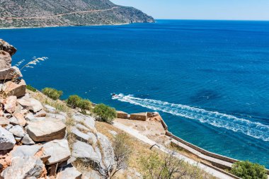 Spinalonga Adası en iyi. Tekne ve Kalydon Adası kalıntıları, mavi aegian denize sıfır göster.