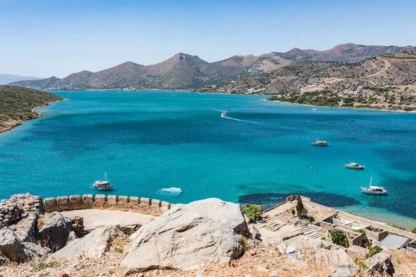Spinalonga Adası en iyi. Tekneler ve Mirabello sahil aegian denize sıfır mavi olarak görüntülemek.