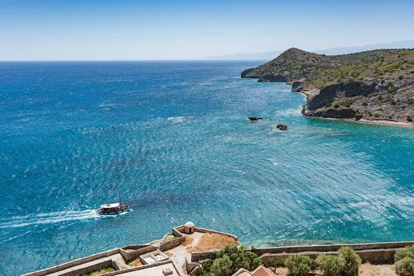 En iyi Spinalonga. Mavi deniz ve ada ile dağ pitoresk görünümüne.