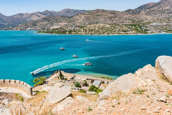 Spinalonga kale tepesine. Tekneler ve Mirabello sahil aegian denize sıfır mavi olarak görüntülemek.