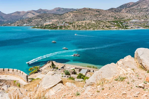 スピナロンガ要塞のトップ。Aegian ボート、ミラベロ海岸と海の青に表示します。. ストック画像