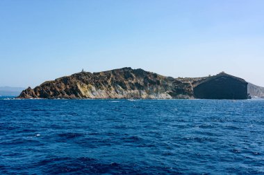 Kilise ile kayalık ada. Santorini Adaları, Yunanistan'ın yaz.
