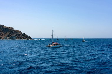 Bir sürü turist Santorini Islands yakınındaki farklı tekneler. Yaz Yunanistan'da.