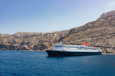 Santorini limanında yolcu gemisi. Yaz Yunanistan'da.