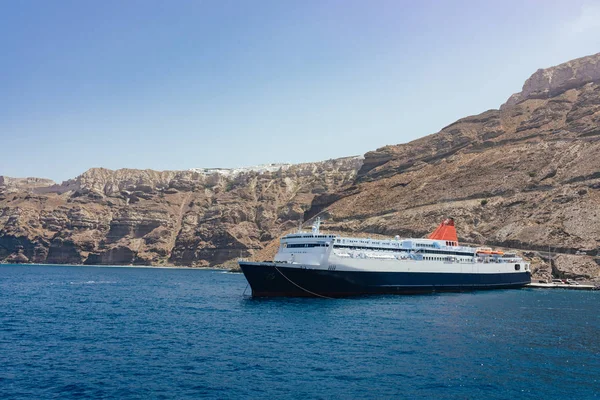 Santorini limanında yolcu gemisi. Yaz Yunanistan'da.
