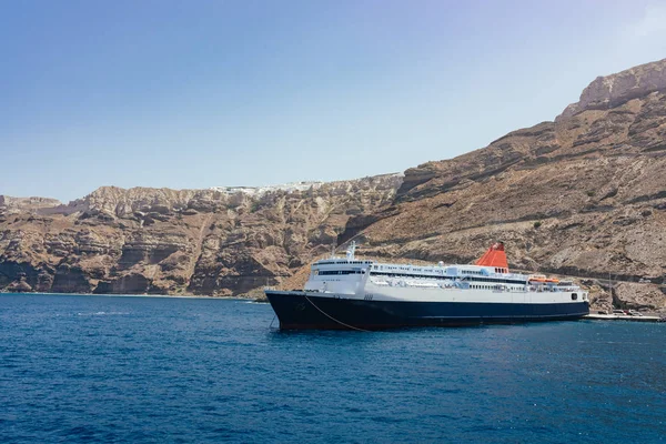 Rejs statku w porcie Santorini. Grecja w lecie. Obrazek Stockowy