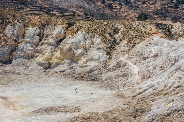 Klippiga spår till Nisyros vulkan krater med turister — Stockfoto