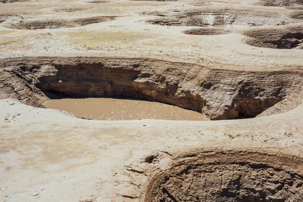 Geysers chauds avec de la boue et du soufre dans le cratère d'un volcan — Photo